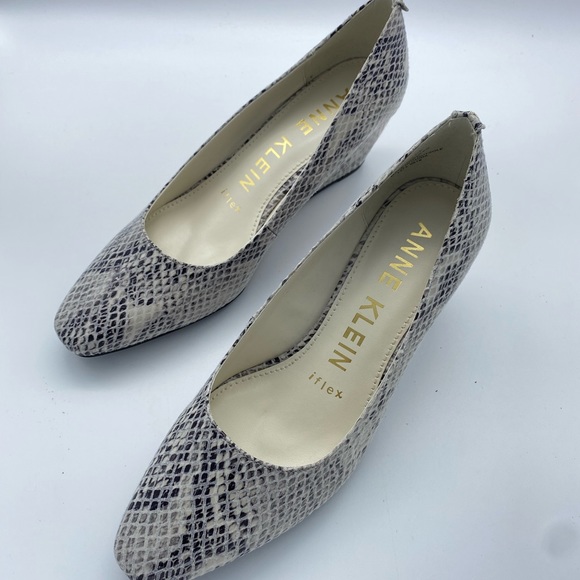 Anne Klein Women's Isley Wedge Pump - Picture 2 of 8